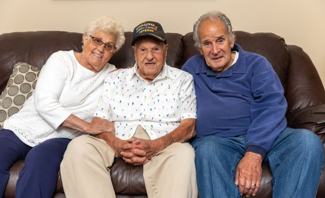 100-річний чоловік, ветеран війни, пенсіонер, секрет довголіття, алкогольний секрет, здоровий спосіб життя, солідний вік