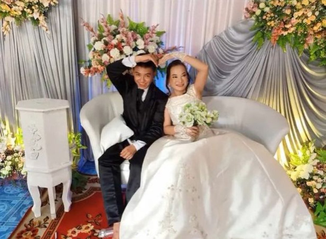 Свадебное фото в рамке счастливый жених и невеста вместе на белом фоне | Премиум векторы