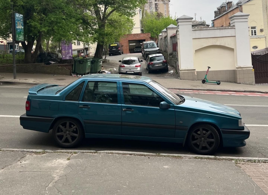 Volvo 850 R 1997 года сфотографировали в Киеве