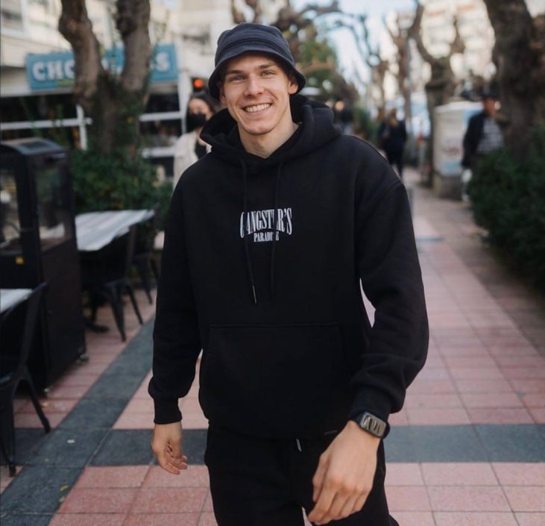 Блогер из РФ позировал с голыми ягодицами в священном месте на Бали ...