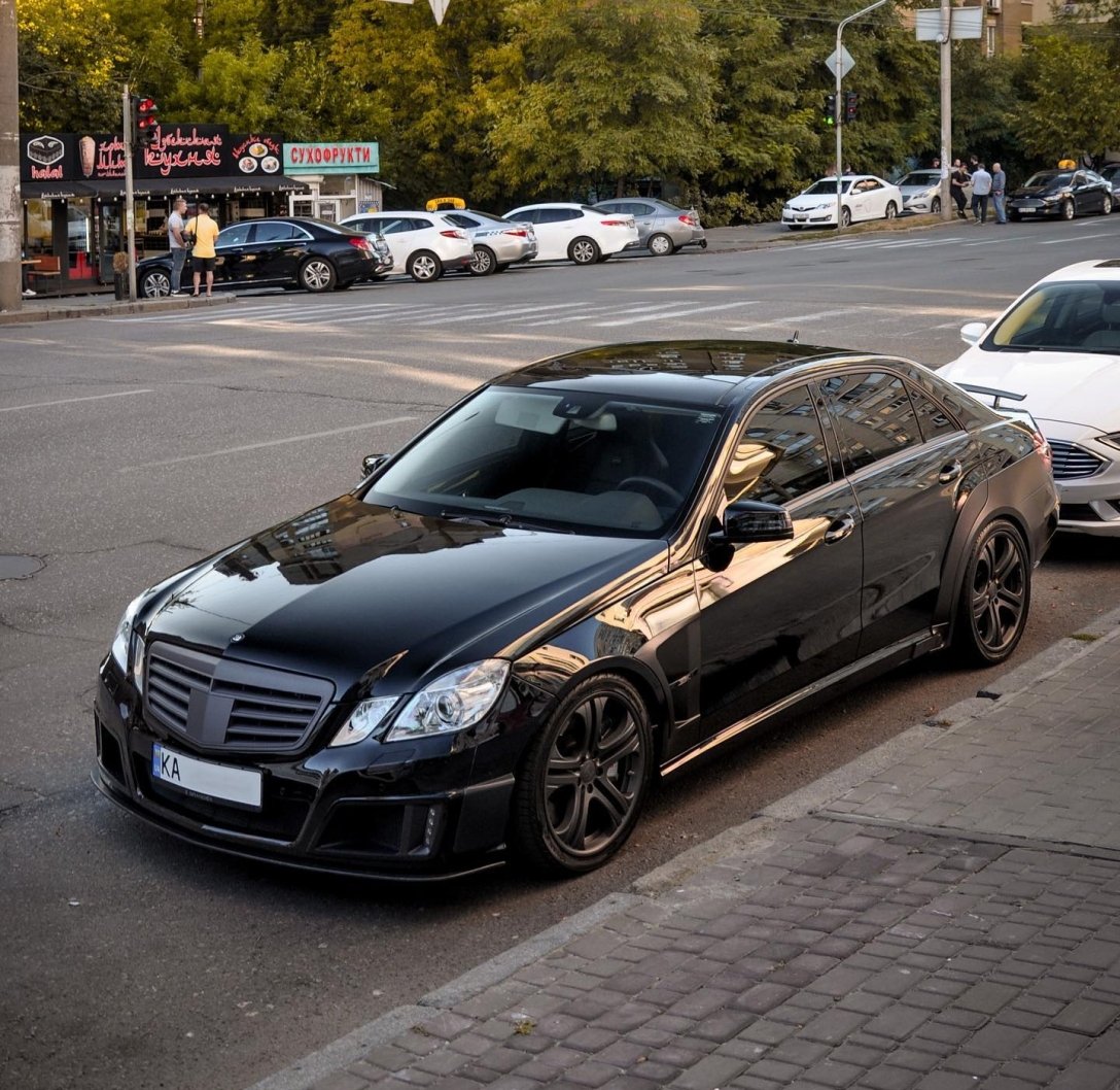 Mercedes Brabus E V12 Black Baron