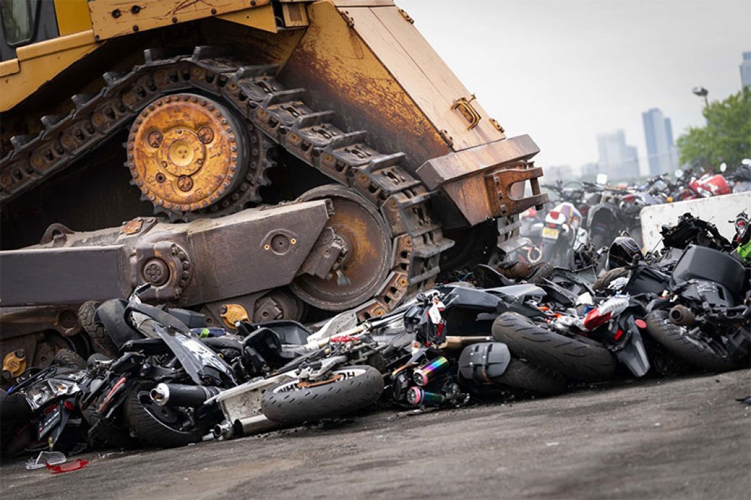 Конфискованные байки, кроссовые мотоциклы, уничтоженные мотоциклы, мэр Нью-Йорка
