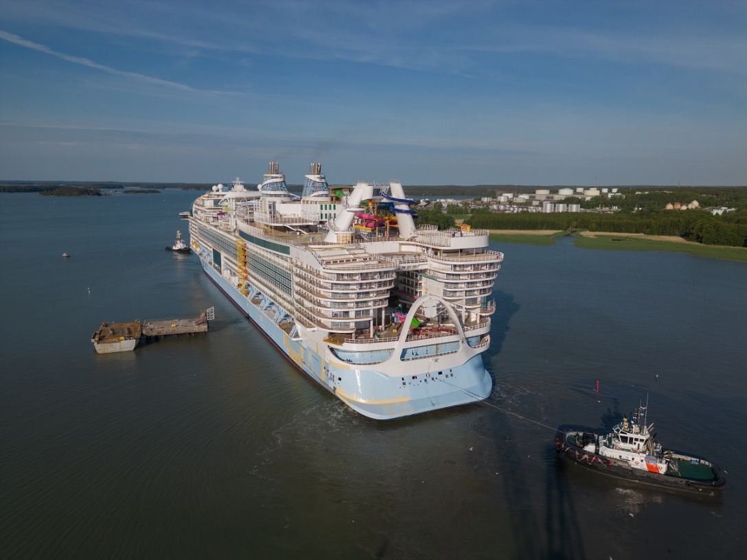 Icon of the Seas - самый большой в мире лайнер в первый раз вышел в море