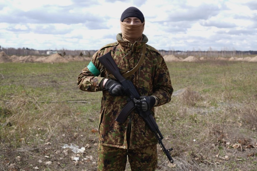солдат у куртці з автоматом, український солдат, боєць зсу