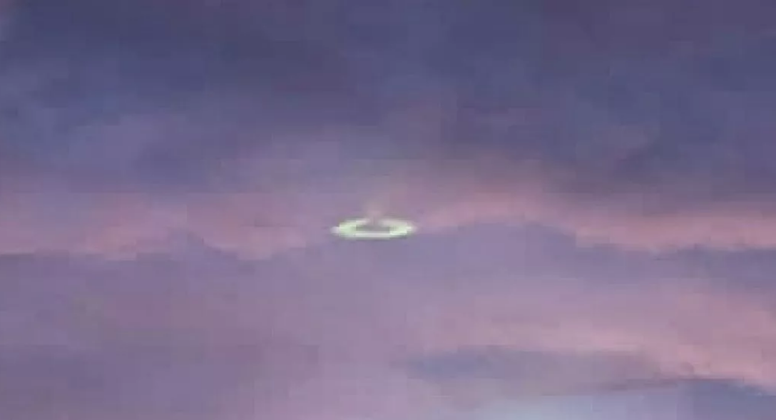 Жена случайно снима НЛО, НЛО, извънземни, странности, необичайна снимка, супермаркет, Tesco, залез, красиво небе