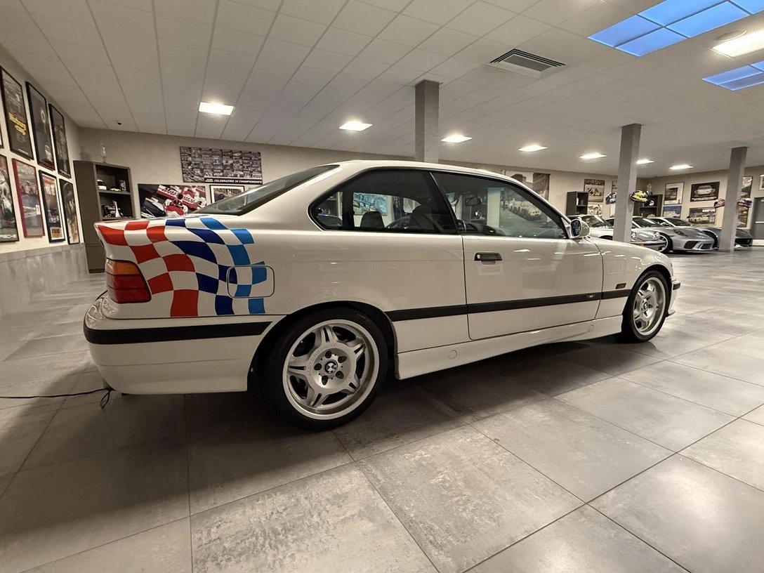 Капсула времени BMW M3 E36 ушла с молотка за $90 000