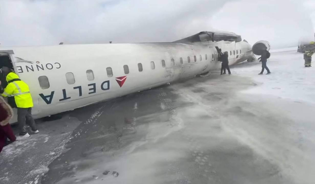 В аэрпорту Торонто при посадке перевернулся самолет (видео)