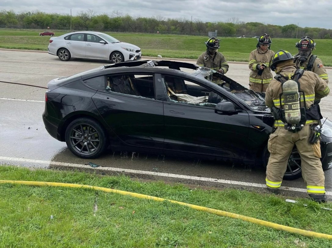 Электромобиль Tesla загорелся на ровном месте во время движения (фото,  видео)