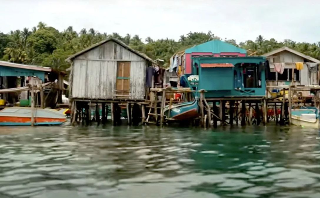 Старійшина племені баджао, село на острові, острівне плем'я, можуть плавати під водою, окуляри для пірнання, традиції племені