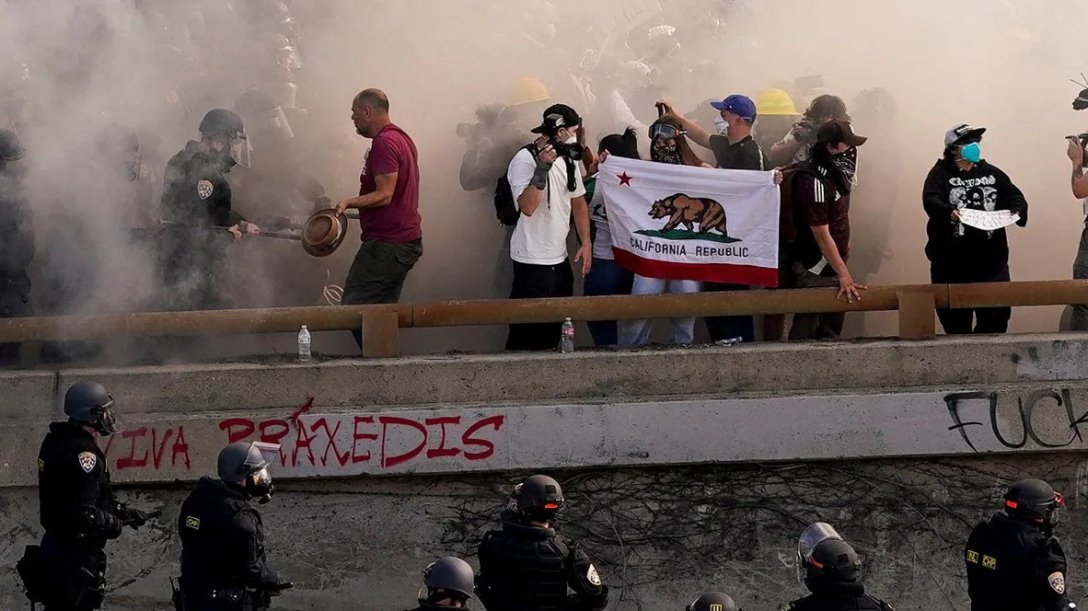 калифорнийская республика, протесты, протесты в лос-анджелесе, протесты в калифорнии, уличные протесты, протесты против депортации мигрантов, беспорядки в Калифорнии