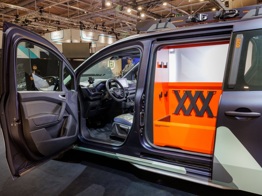 Новый Renault Kangoo превратили в уникальный автодом на одного (видео)