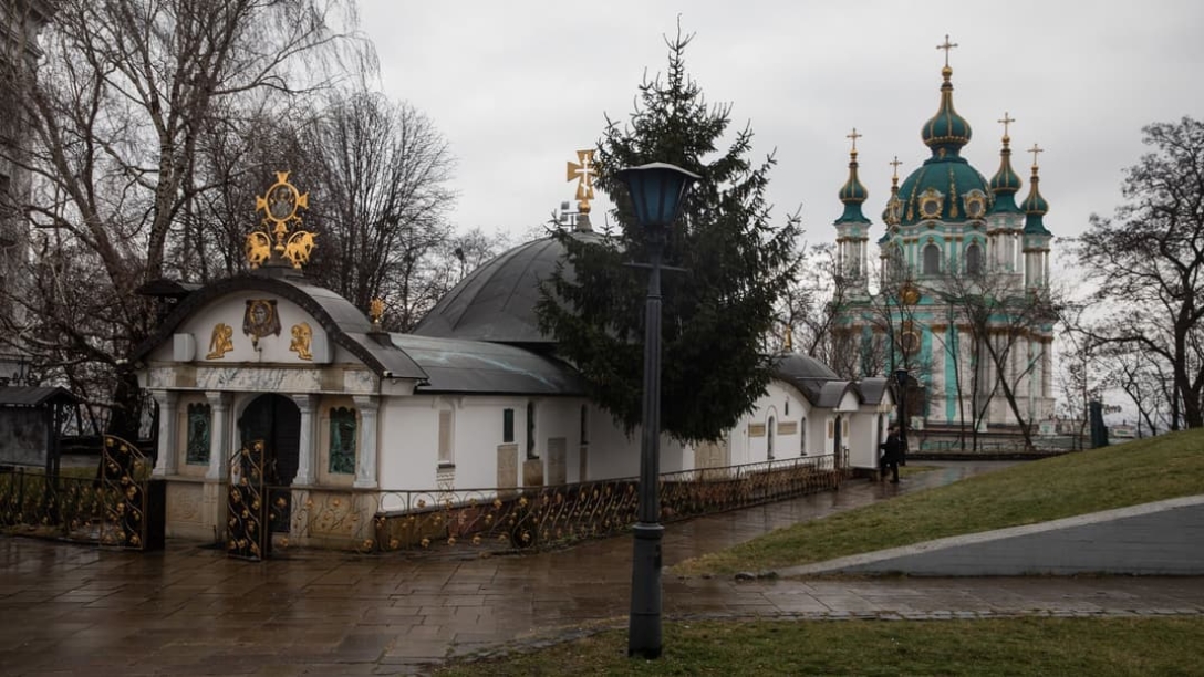 Храм-МАФ поблизу Десятинної церкви у Києві