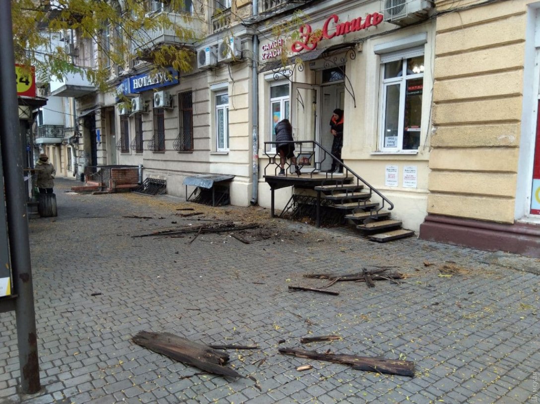 В центре Одессы карниз исторического дома упал на тротуар с прохожими  (видео)