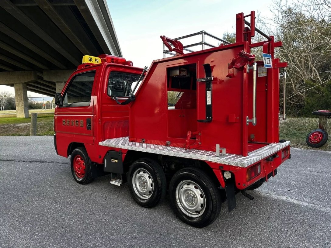 Как выглядит самое маленькое пожарное авто в мире (видео)