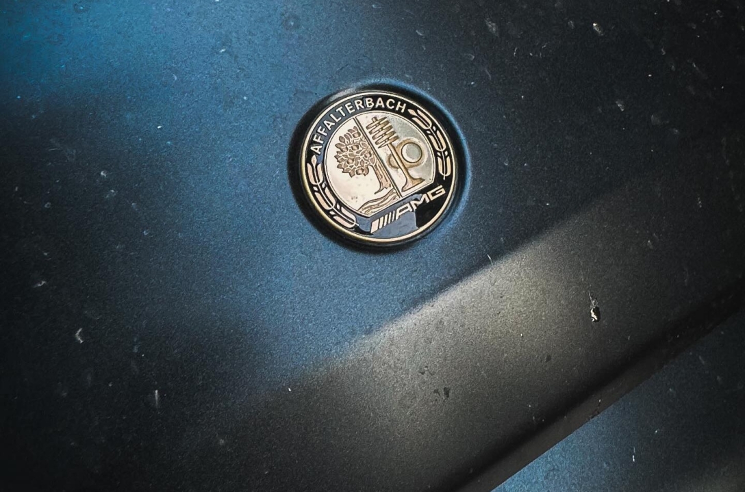 На кузові встановлено особливі логотипи AMG