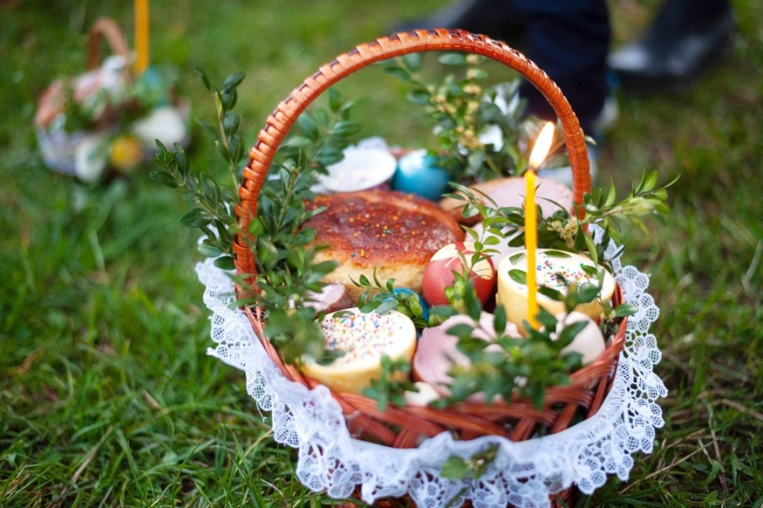 Великдень кошик, їжа, свічка, трава