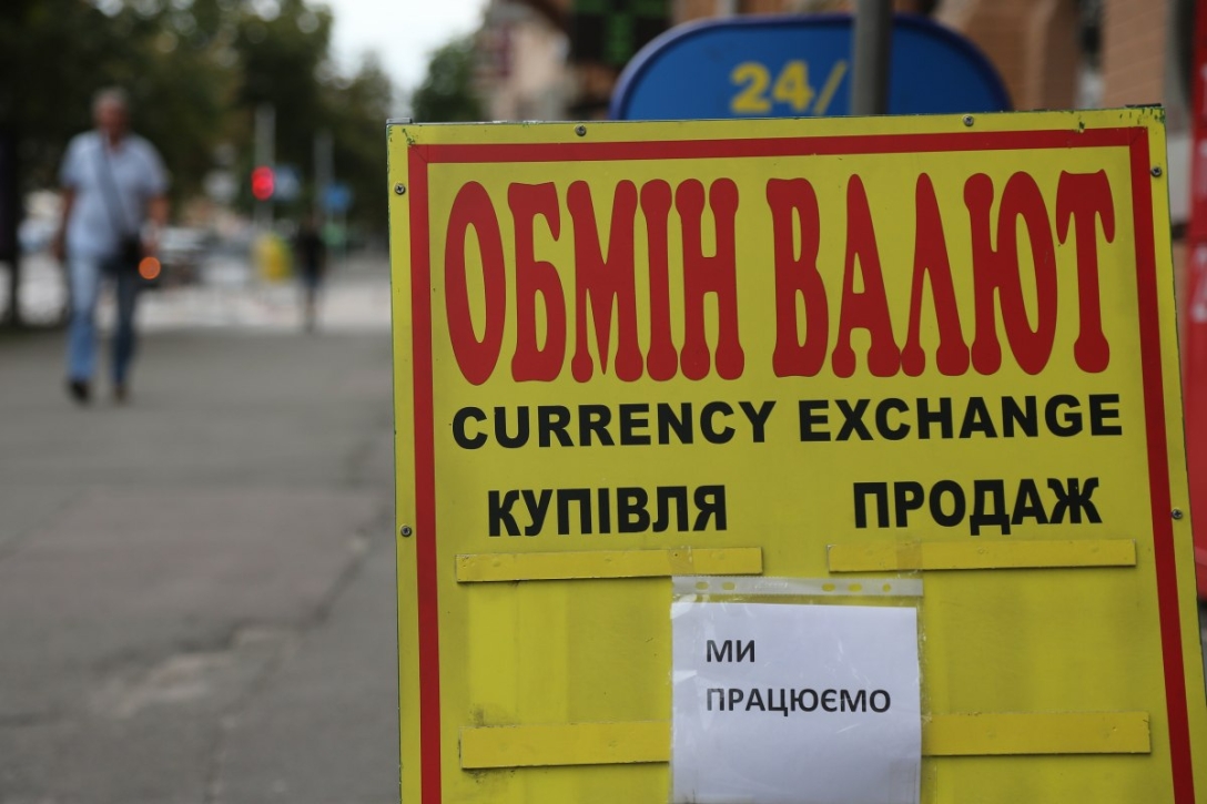 На наличном рынке доллары 4 января продают по курсу 40,5-40,95 UAH/USD