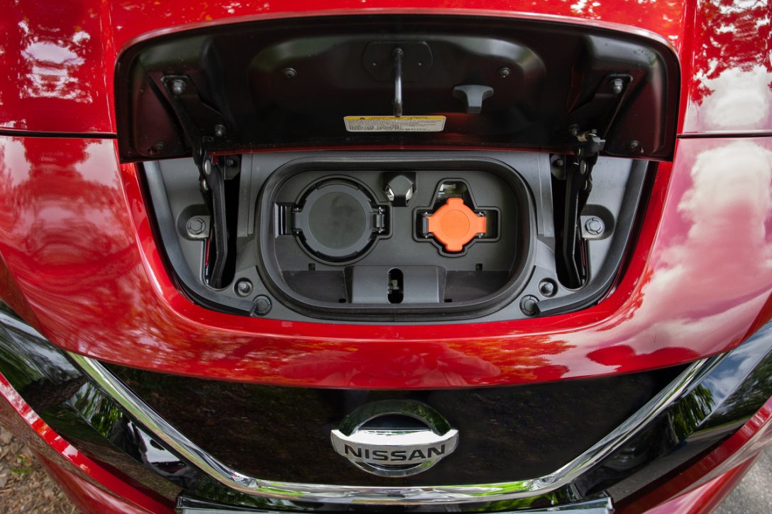 Зарядные разъемы Nissan Leaf | Фото: Сергей Мамин/"Ниссан Украина"