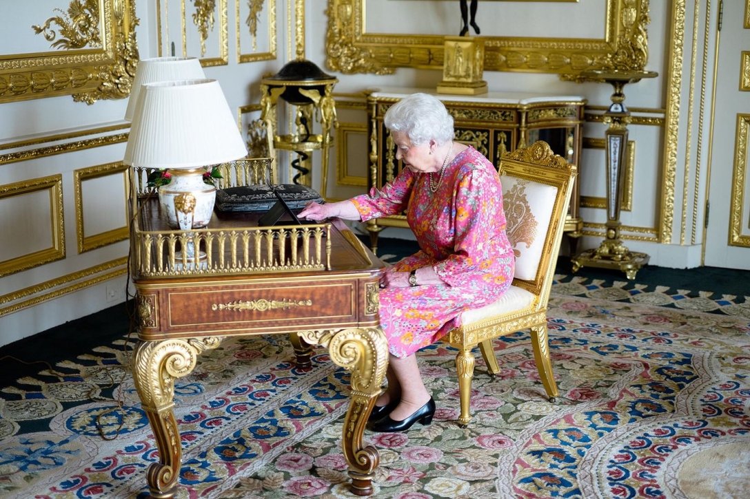 крал карл, принц чарлз, работа в двореца, работа с писма, писма на краля, кралица Елизабет