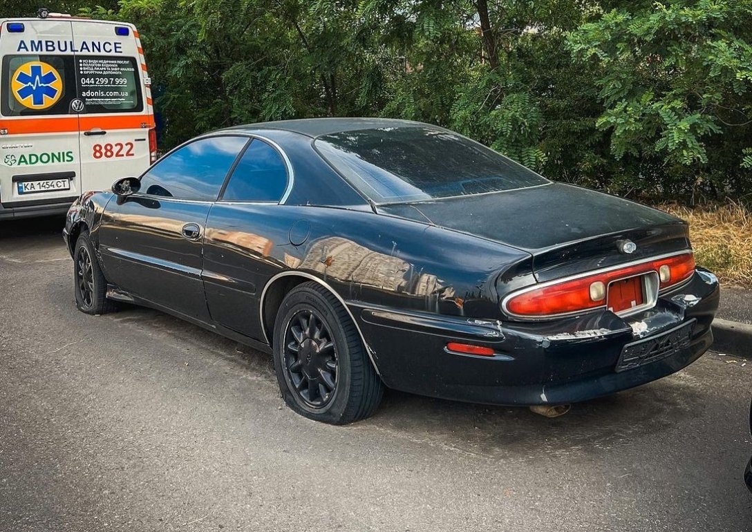 В Киеве нашли заброшенный Buick Riviera 90-х годов (фото)