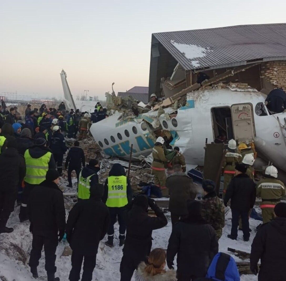 Какой самолет упал сегодня. Fokker 100 Алматы катастрофа. Бек Эйр катастрофа 27 декабря. Авиакатастрофа в Алма Ате 2019. Fokker 100 bek Air катастрофа.