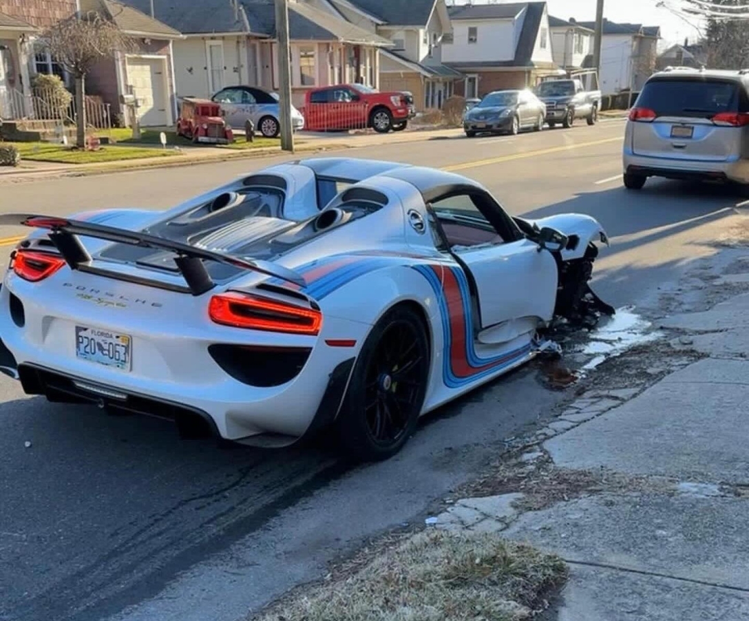 Суперкар Porsche 918 Spyder за 2 миллиона долларов разбили в ДТП