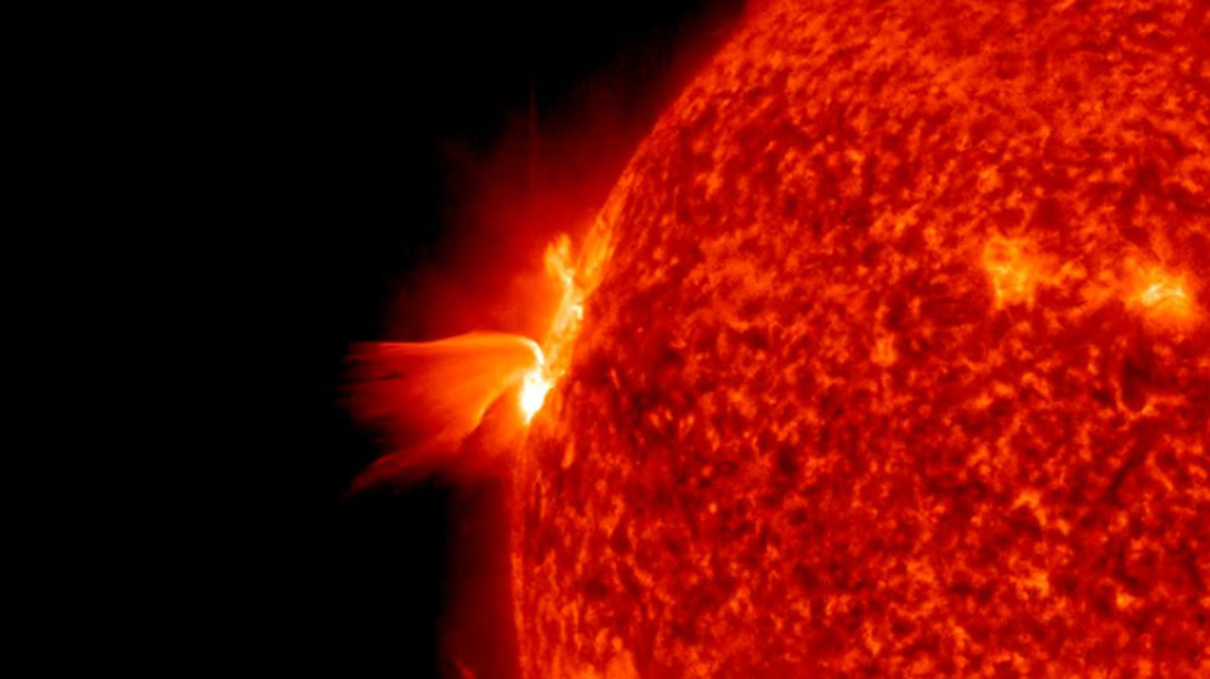 На Сонці з'явилися нові плями: деякі з них можуть легко поглинути Землю