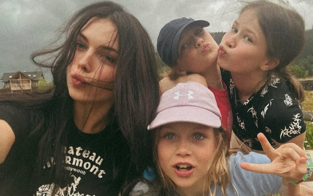 Злата Митчелл с сестрами