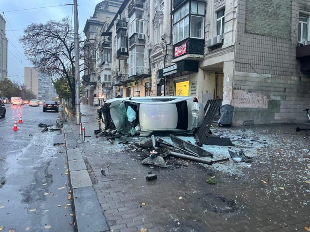 Водитель был трезв»: в Киеве машина влетела в остановку, наехав на прохожих  (фото, видео)