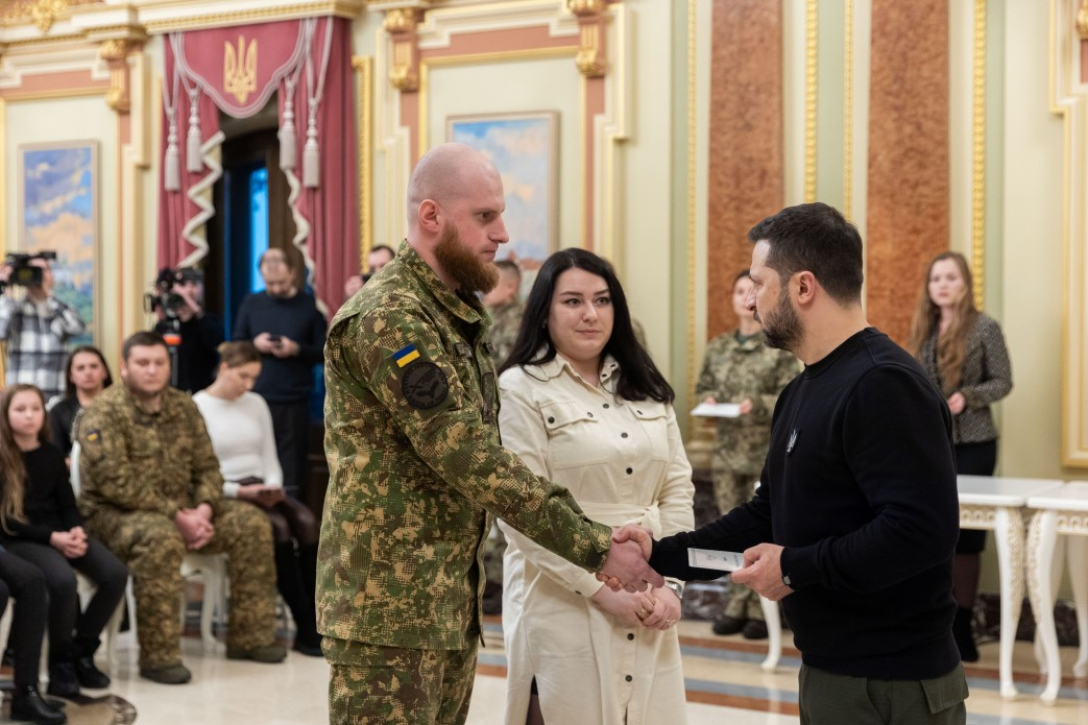 Зеленський вручив сертифікат на квартиру Дмитру Фінашину