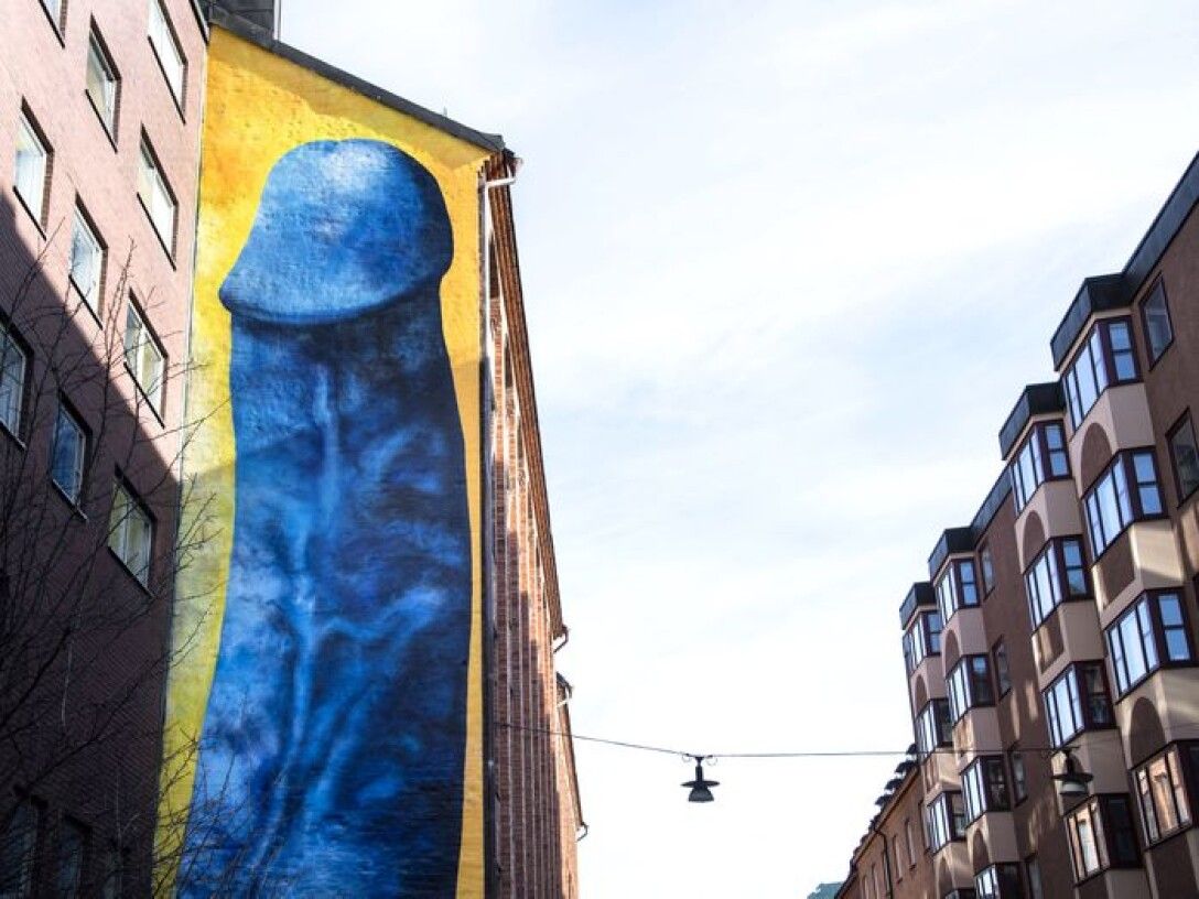 В Стокгольме на стене дома нарисовали гигантский синий пенис - ФОКУС