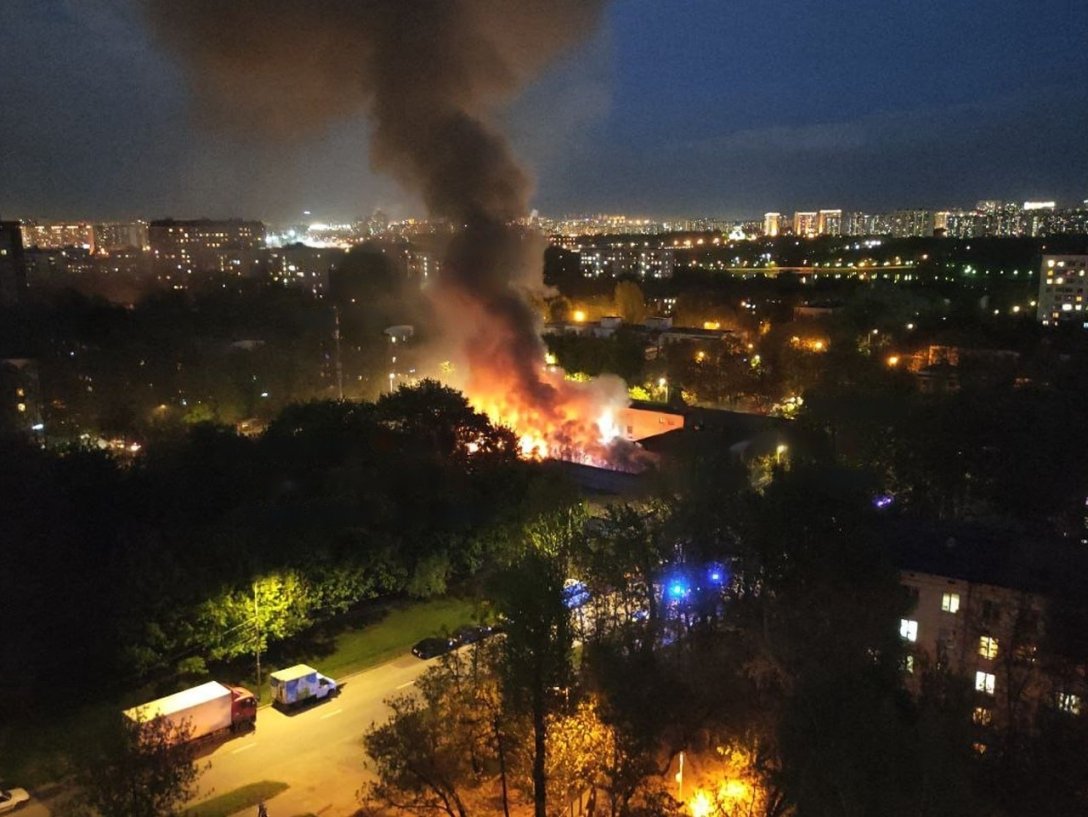 Все в огне и слышно взрывы: в Москве разгорелся новый большой пожар (фото,  видео)