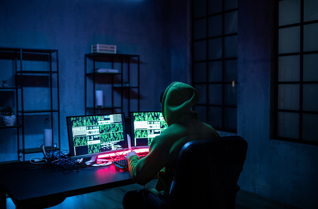 хакер перед компьютером