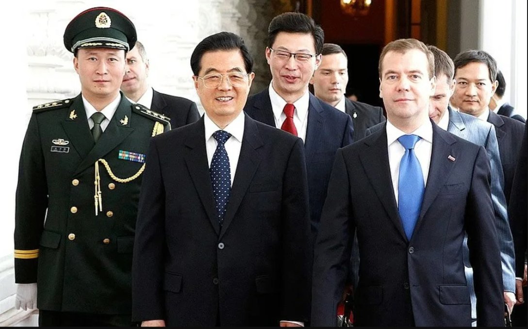 Ху Цзиньтао и Дмитрий Медведев Ху Цзиньтао, Дмитрий Медведев, Россия и Китай, отношения РФ и Китая, союз РФ и Китая, визит Си Цзиньпиня в Россию, визит Путина в Китай, визит Си в Россию, визит Путина в Китай, Китай война в Украине, китайцы война в Украине, китайцы воюют за РФ,