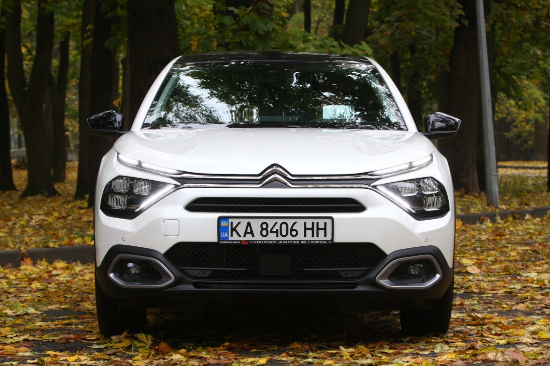 Тест Citroen C4 X: чем привлекает самый оригинальный седан в Украине