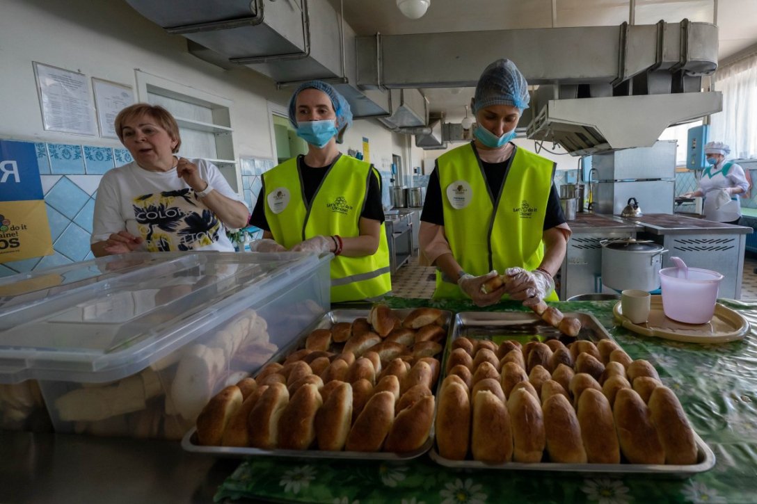 Компанії допомагають переміщеним людям та сім'ям з низьким рівнем доходу