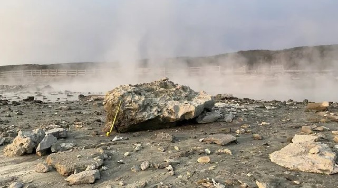 єллоустоун басейн вибух камінь