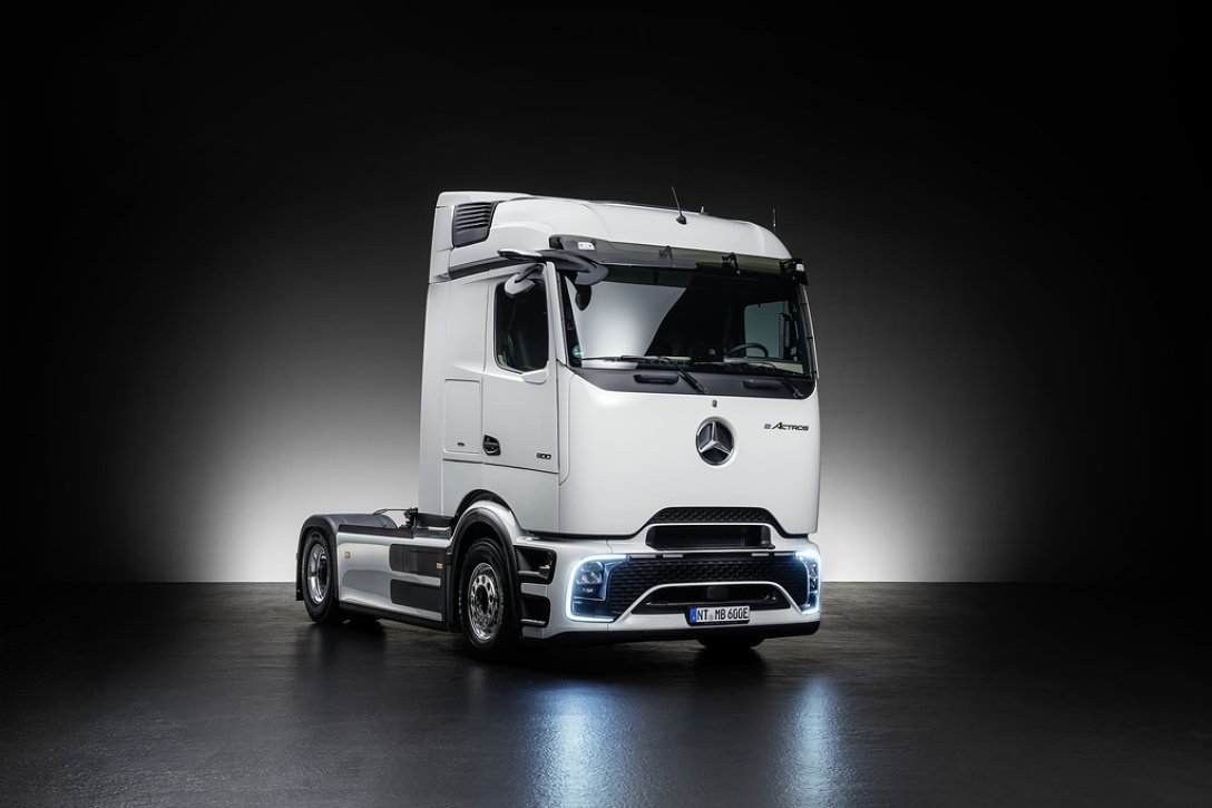 Mercedes-Benz представил необычный электрический грузовикe Actros 600 с  большим запасом хода