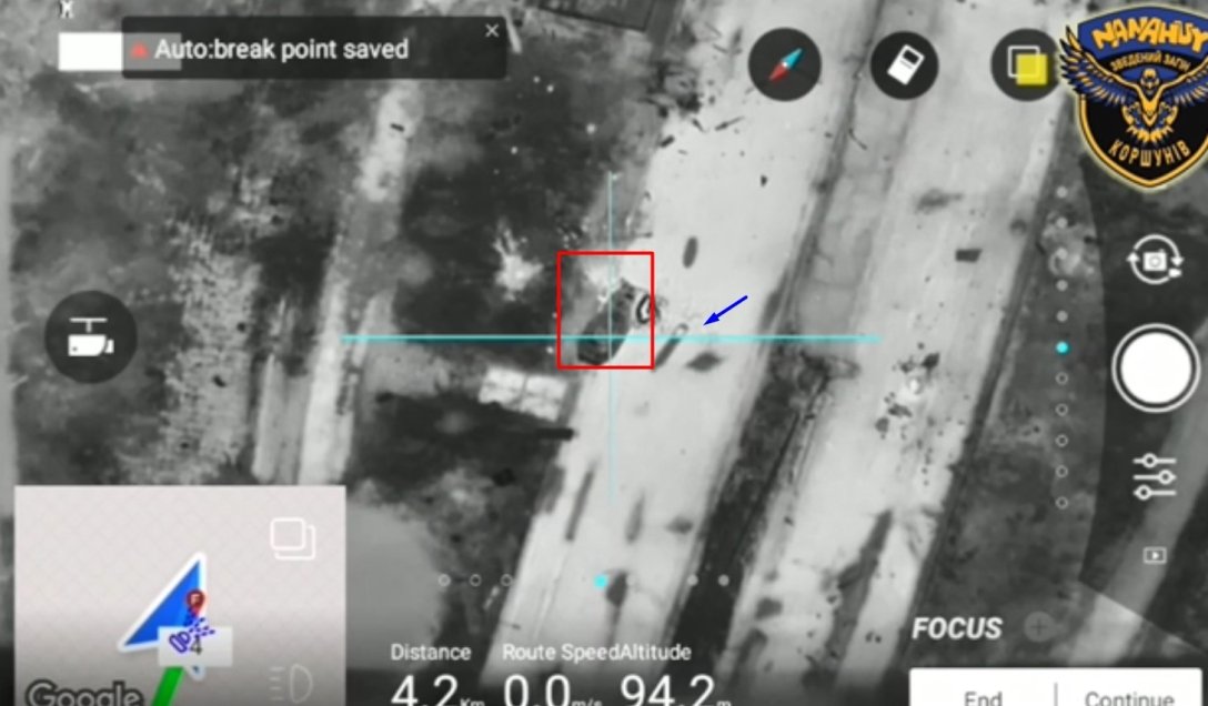 Український дрон скидає гранату
