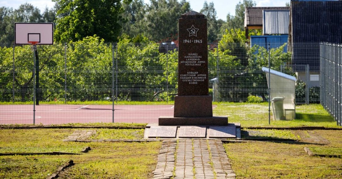 Советские власти утверждали, что под памятником покоятся останки 34 солдат