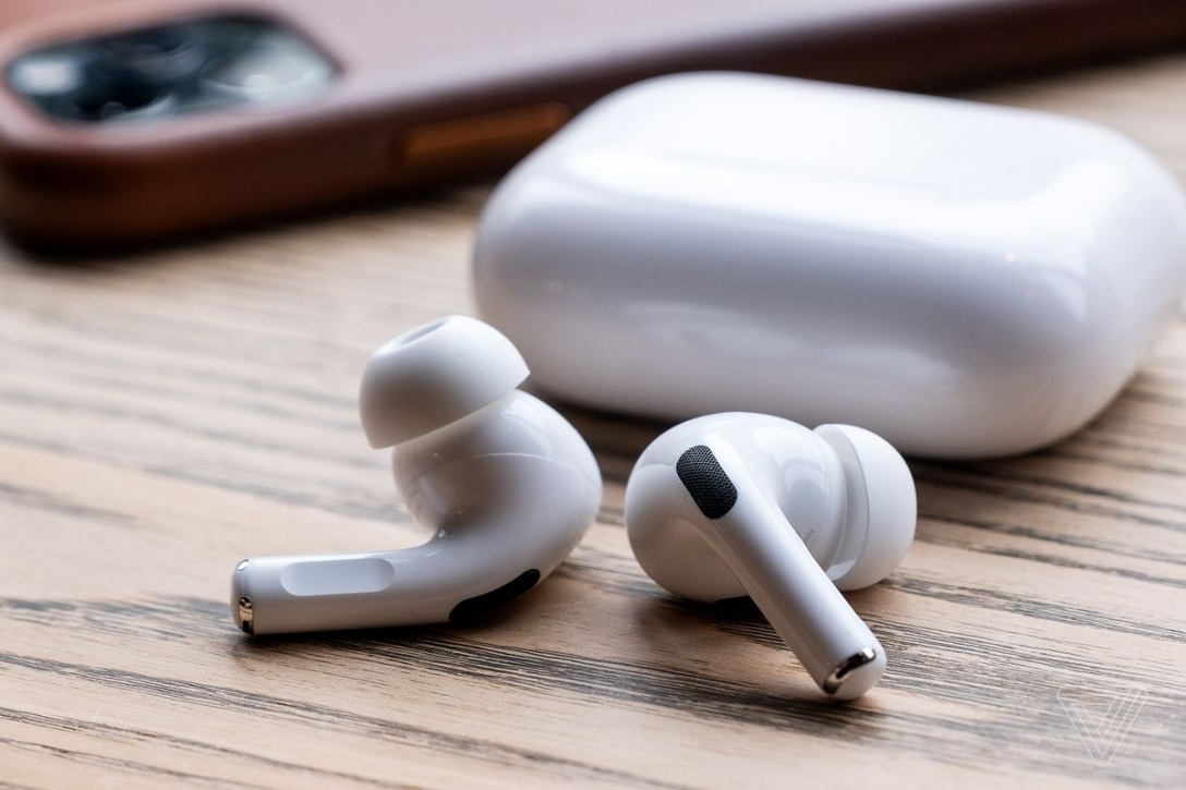 Наушники Apple AirPods Pro удерживают пальму первенства, становясь популярными и в 2021 году