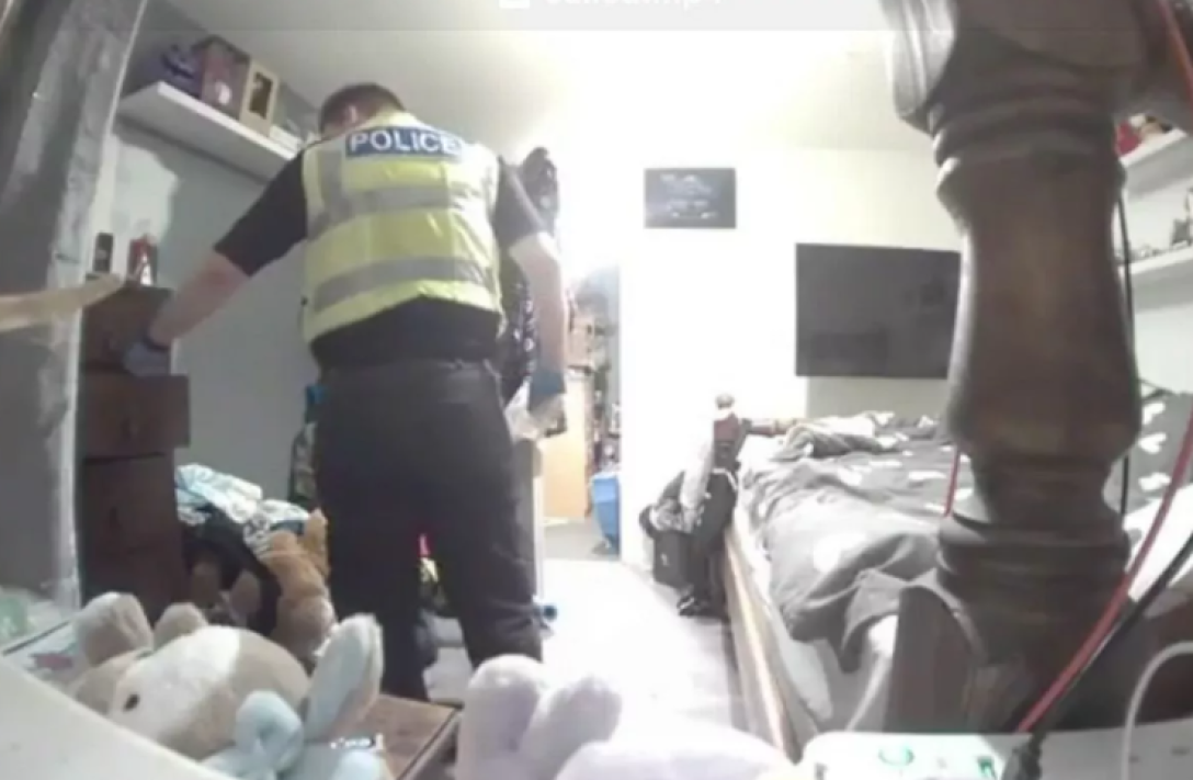 поліцейський вкрав спідню білизну