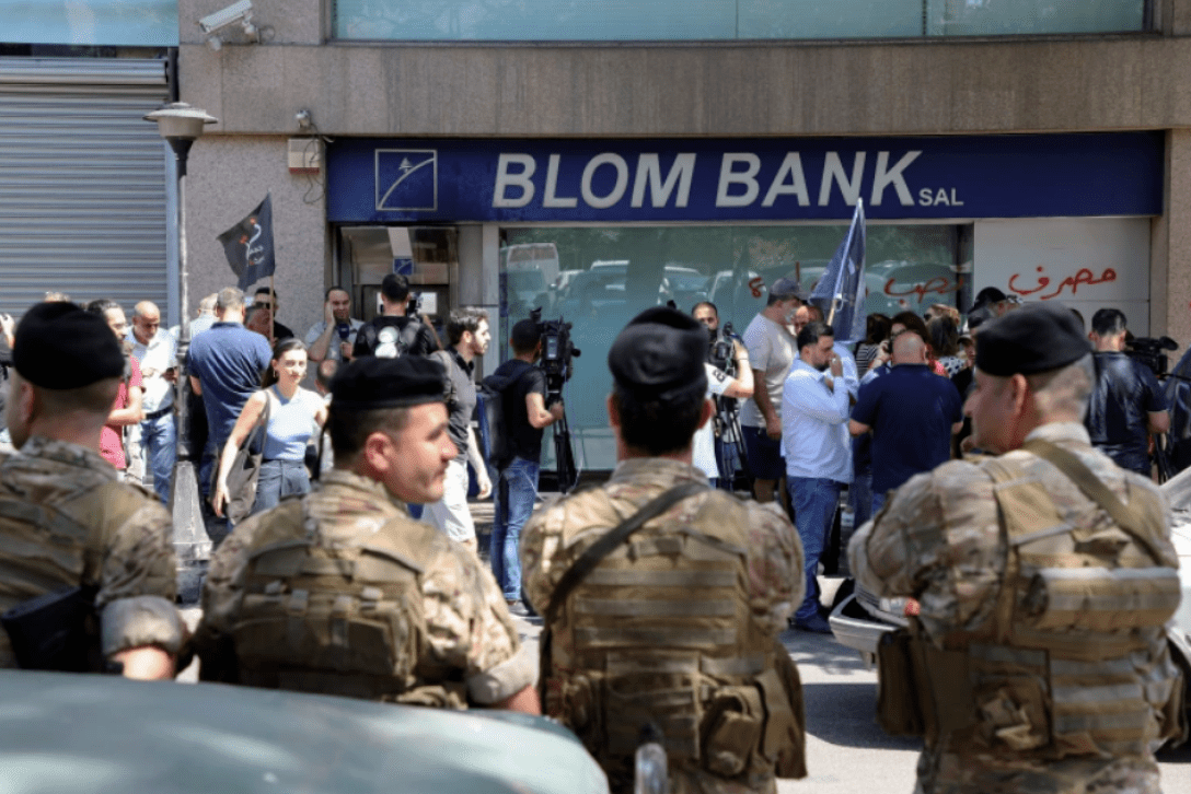 В Ливане вооруженная женщина взяла в заложники банк с требованием вернуть  сбережения (видео)