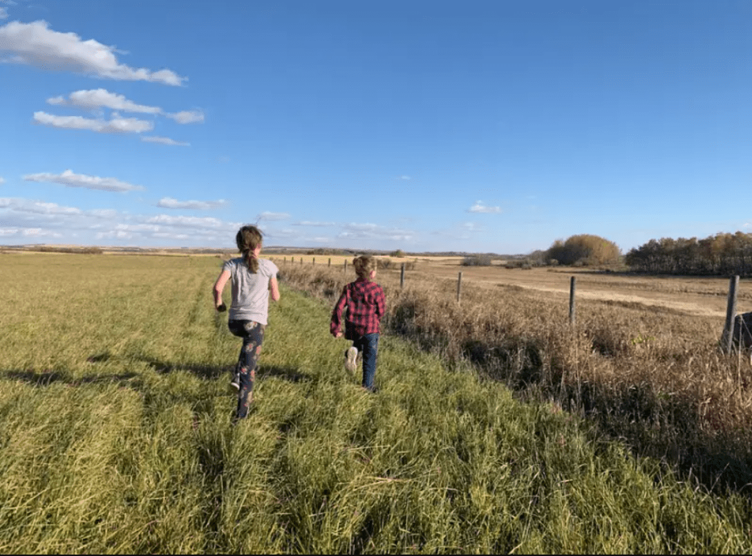 Діти жінки на фермі можуть бігати по безкраїх преріях