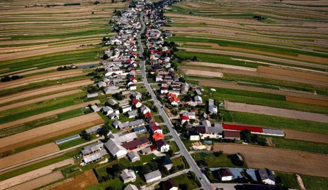 Село с една улица, уникално село, Sułoszowa, село в Полша, една улица, всички живеят на една улица, видима от космоса,