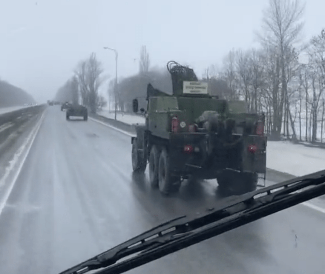 Российские военные колонны продолжают движение к украинским границам (видео)