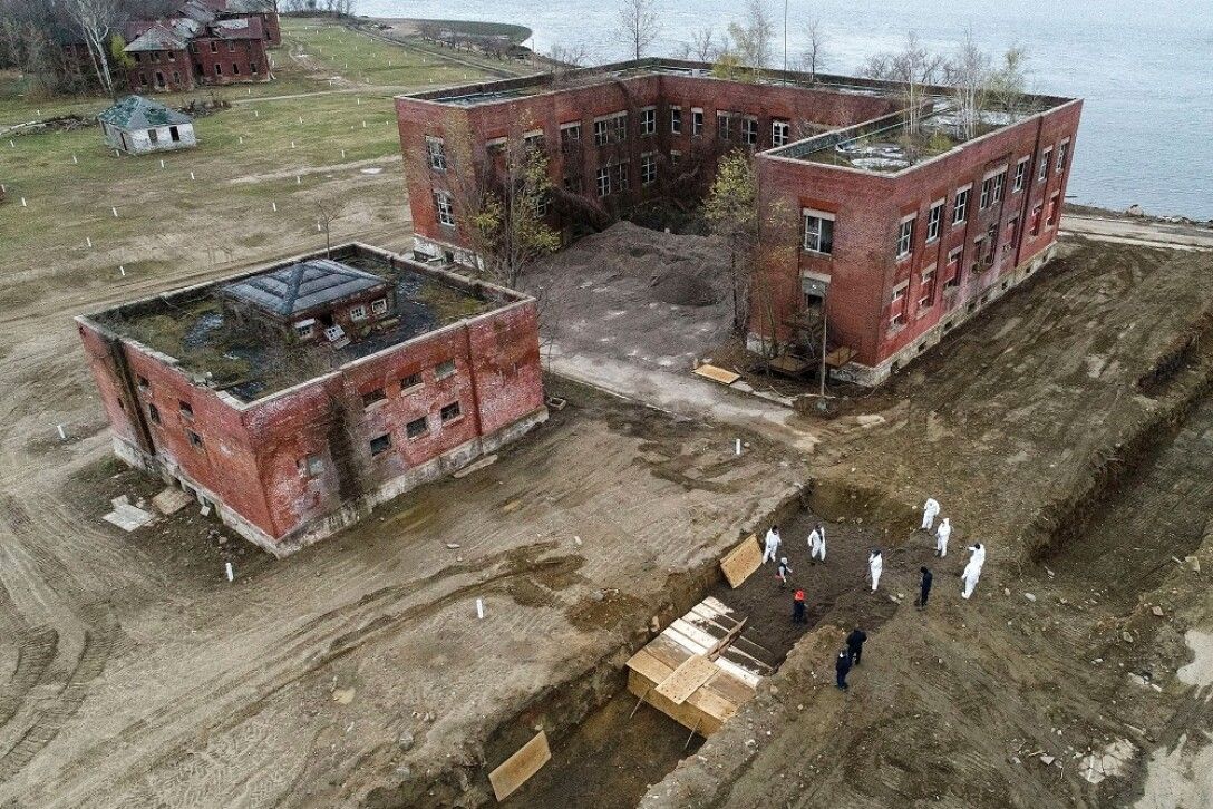 Жертв коронавируса в Нью-Йорке теперь хоронят в братской могиле