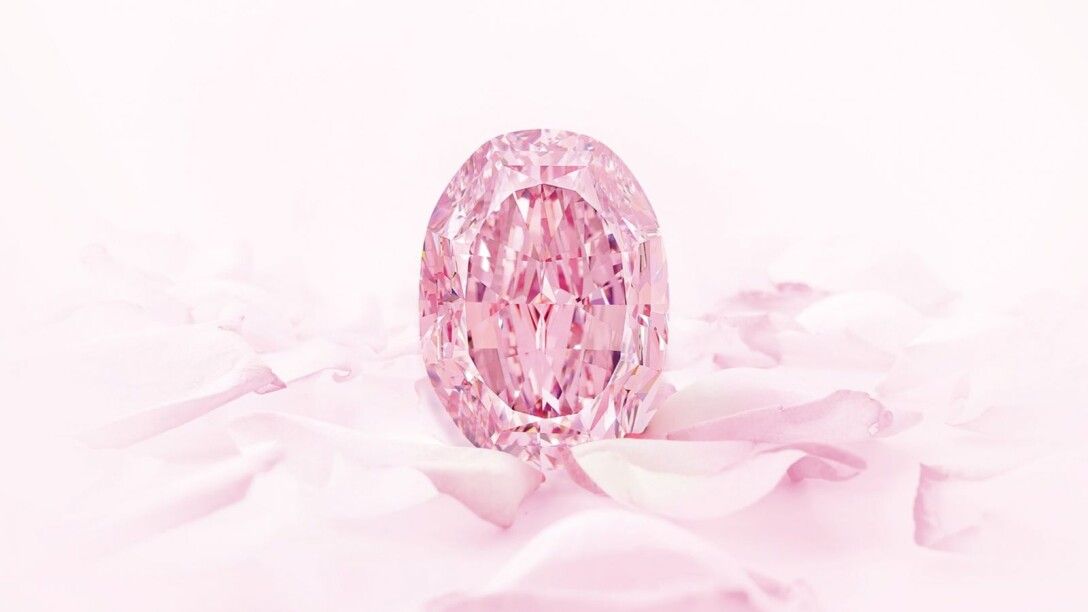 Бриллианты на розовом фоне