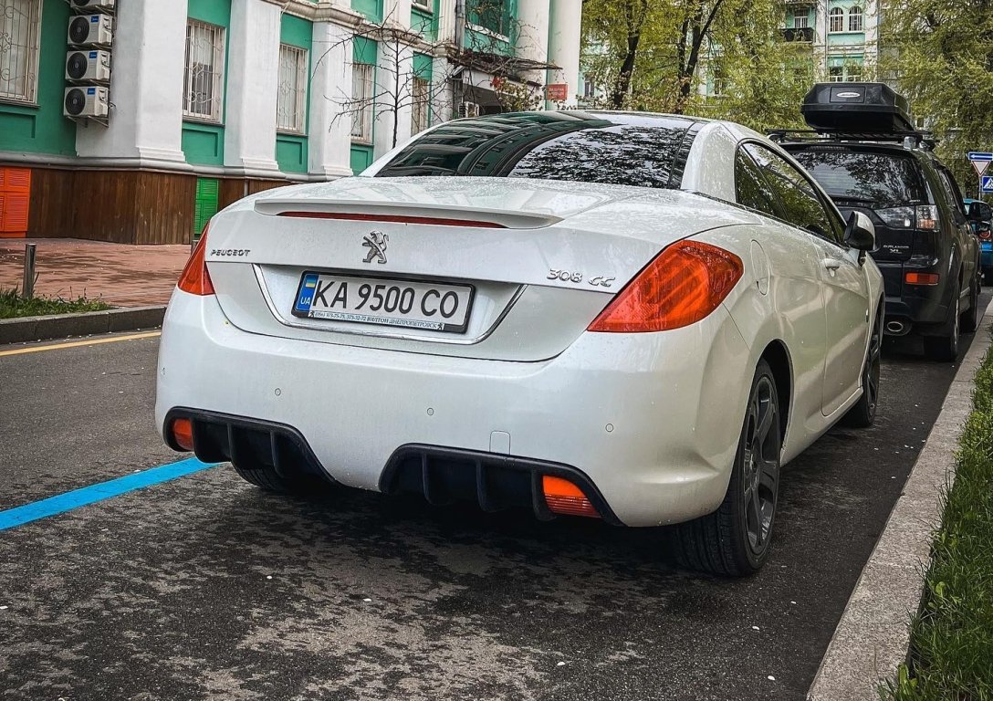 В Киеве заметили лимитированный Peugeot 308 CC Roland Garros (фото)