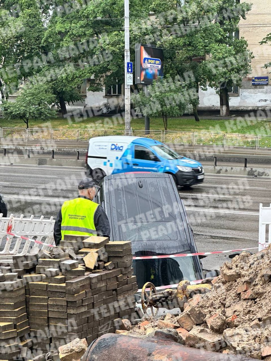 В Киеве бьют гейзеры и ломается асфальт: какие улицы затопило